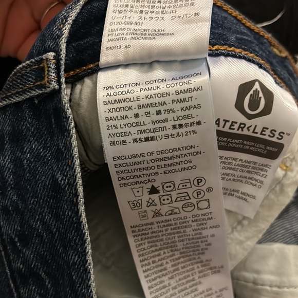 2 LEVIS Ribcage Shorts - Picture 10 of 10